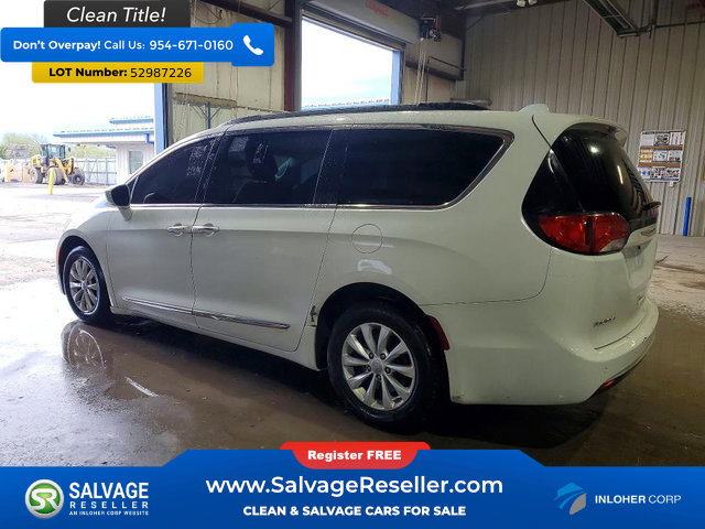 Used 2017 Chrysler Pacifica Touring-L FWD image 3