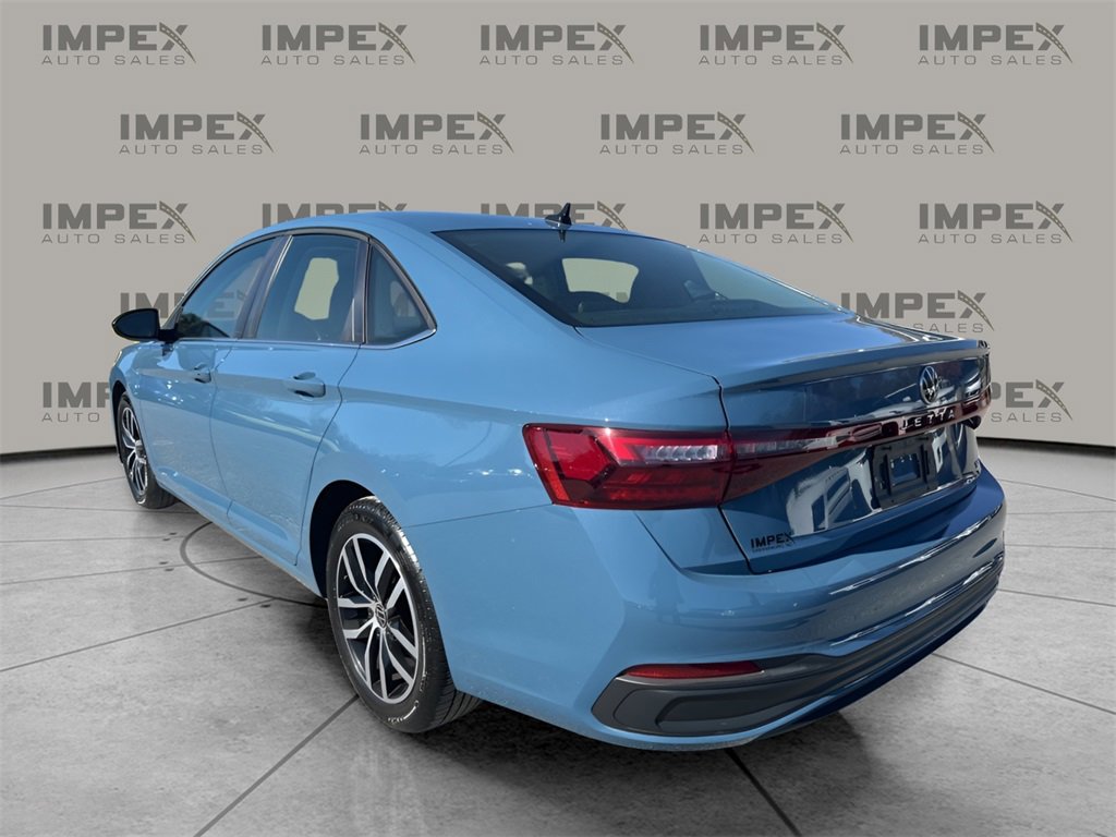 Used 2025 Volkswagen Jetta SE image 3