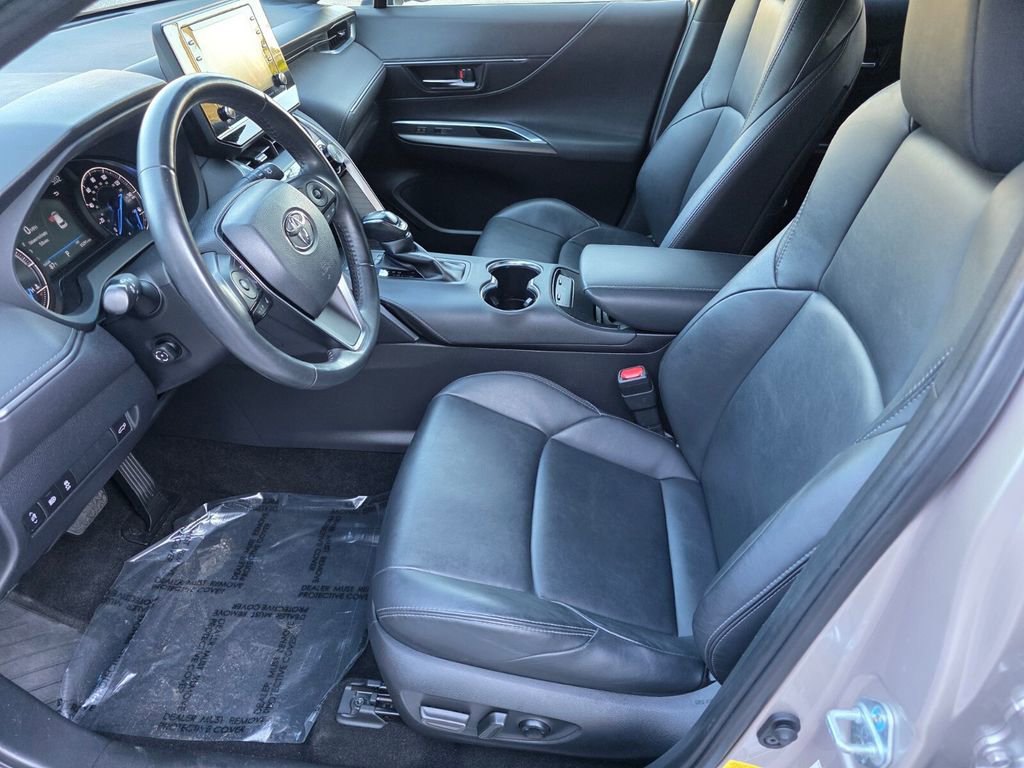 Used 2022 Toyota Venza XLE image 9