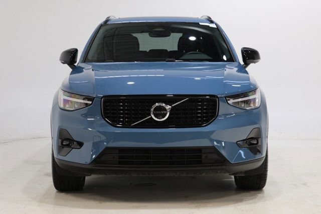 Used 2025 Volvo XC40 B5 Plus AWD/4WD image 2