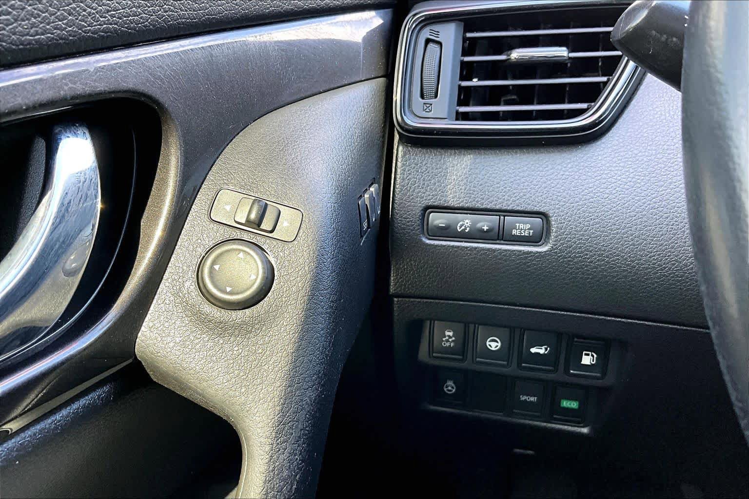 Used 2019 Nissan Rogue SV w/ Premium Package FWD image 36