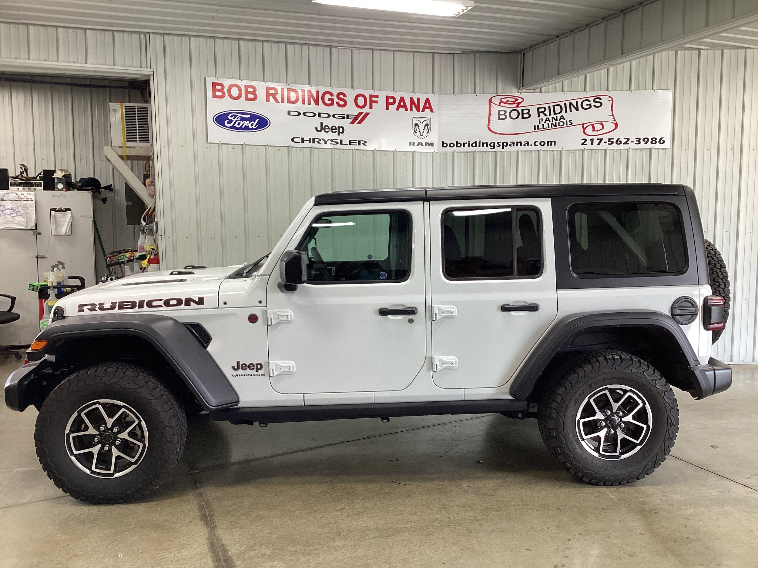 Used 2025 Jeep Wrangler Unlimited Rubicon w/ Convenience Group AWD/4WD image 2