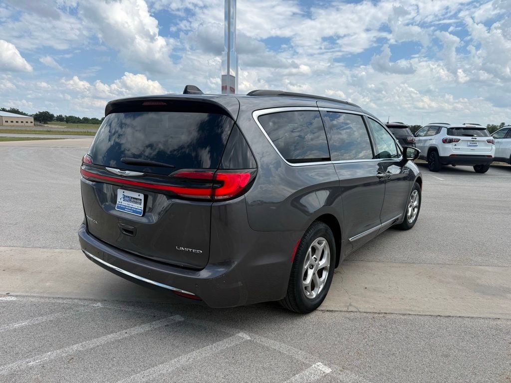Used 2023 Chrysler Pacifica Limited FWD image 5