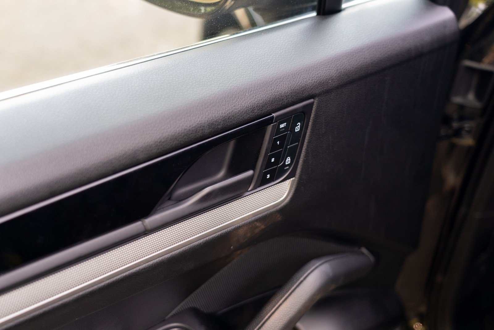 Certified 2025 Porsche Cayenne AWD/4WD image 16