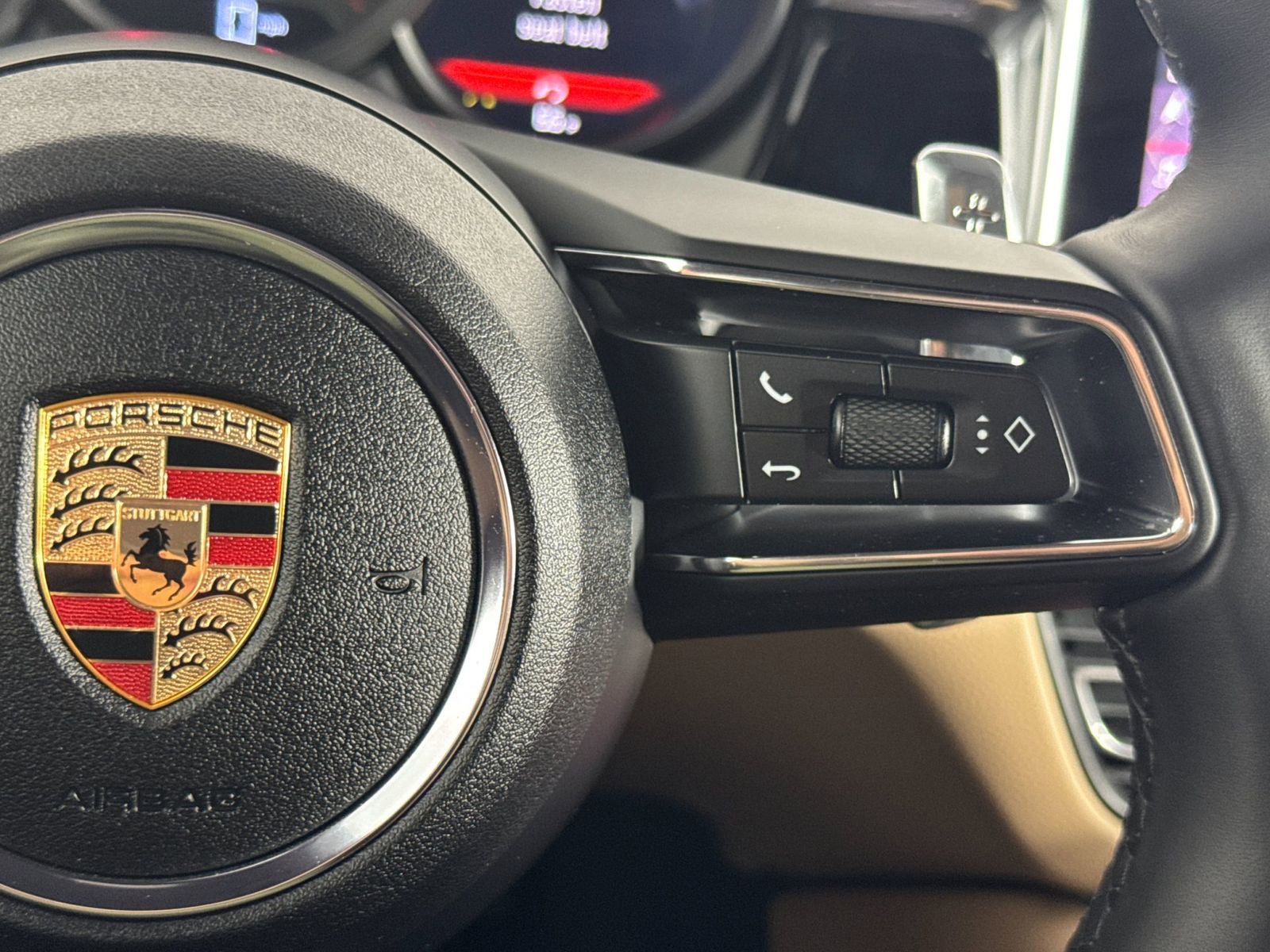 Certified 2025 Porsche Macan image 28