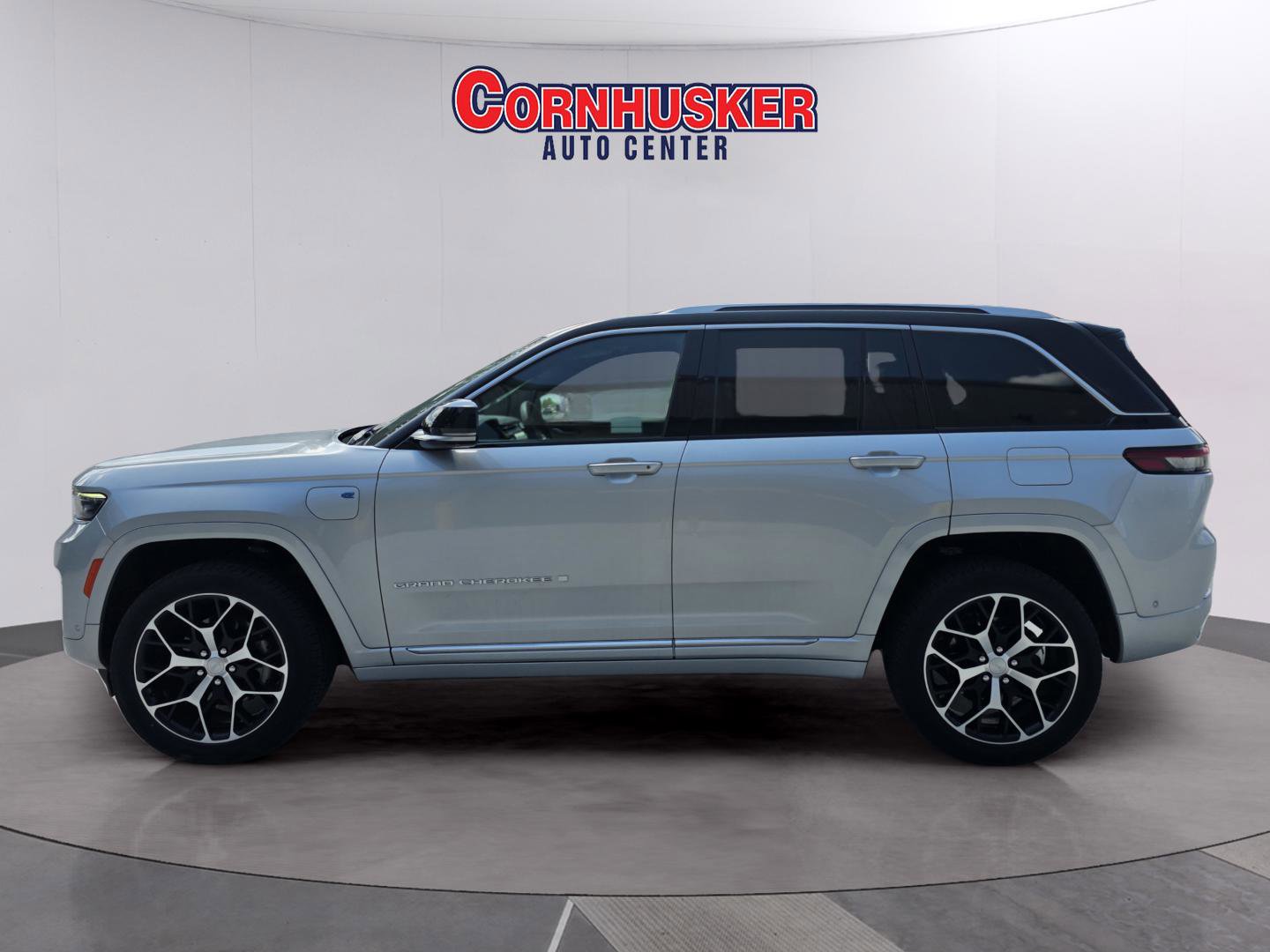 Used 2023 Jeep Grand Cherokee Summit image 3