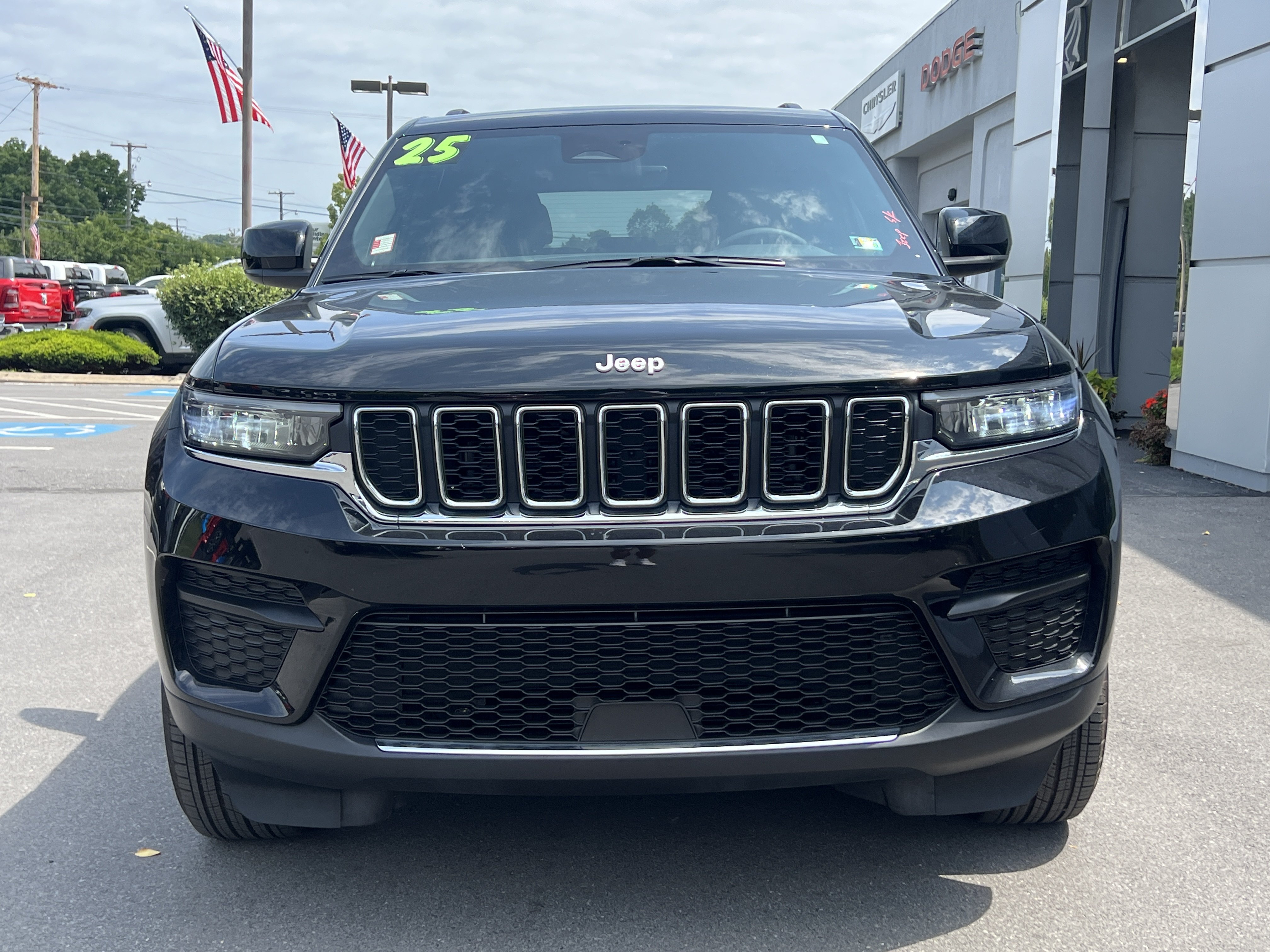 Certified 2025 Jeep Grand Cherokee Laredo X w/ Luxury Tech Group I AWD/4WD image 9