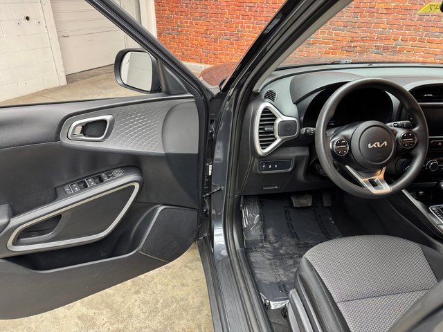 Used 2023 Kia Soul LX w/ LX Technology Package image 9