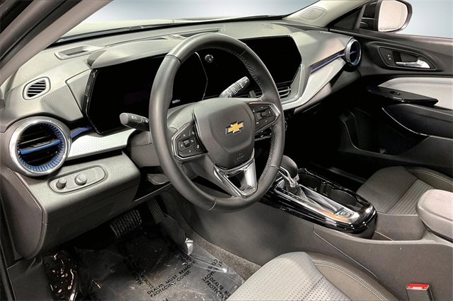 Used 2025 Chevrolet Trax LT w/ LT Convenience Package image 16