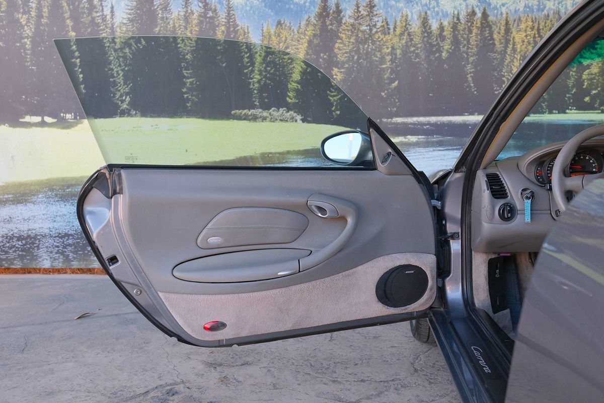 Used 2004 Porsche 911 Carrera RWD image 9