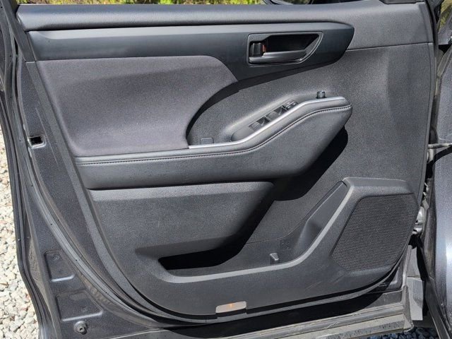 Used 2024 Toyota Highlander LE image 11
