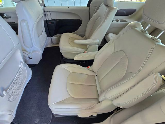 Used 2020 Chrysler Pacifica Touring-L FWD image 24