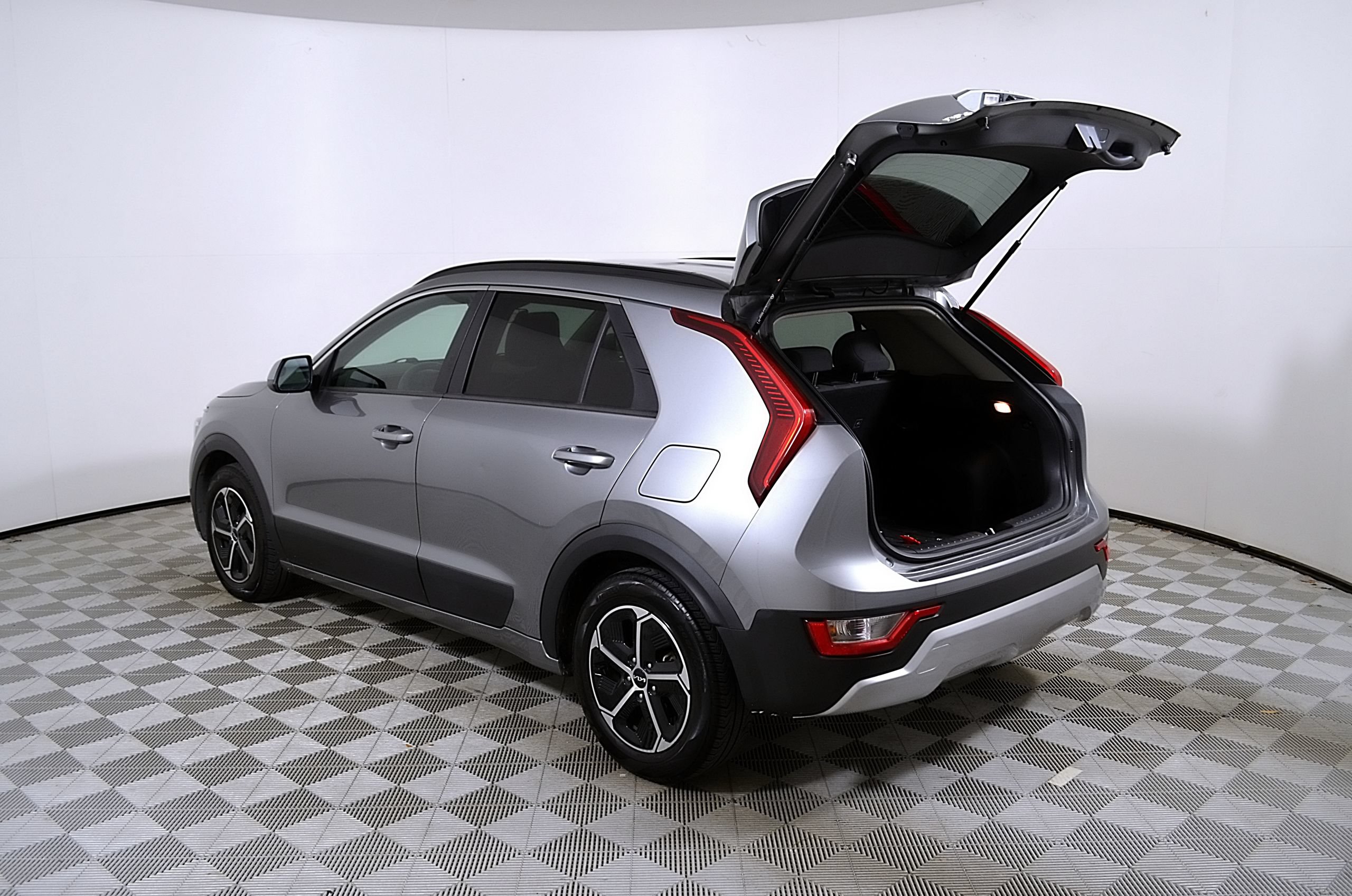 Used 2023 Kia Niro LX FWD image 10
