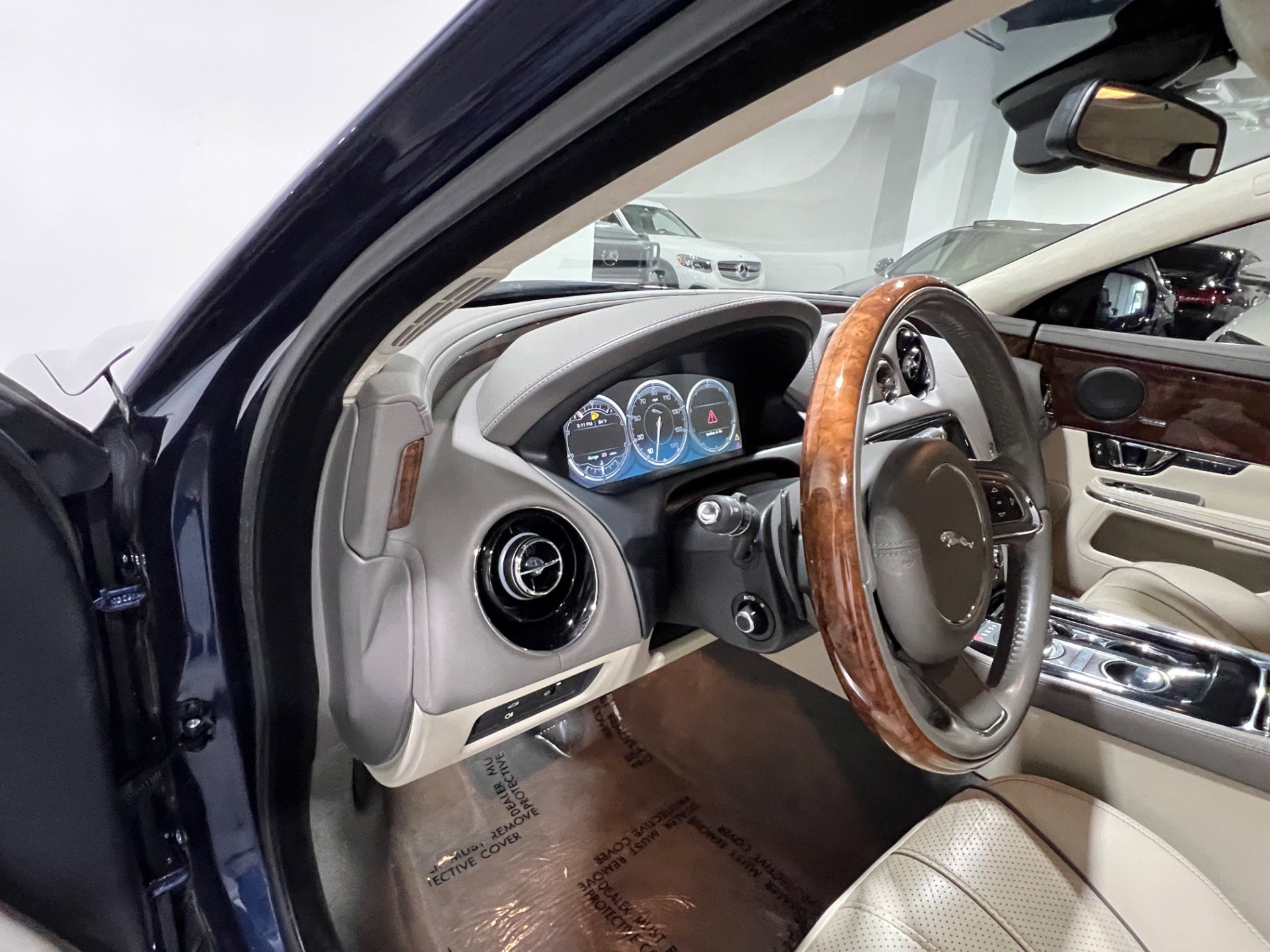 Used 2015 Jaguar XJ L Portfolio RWD image 20