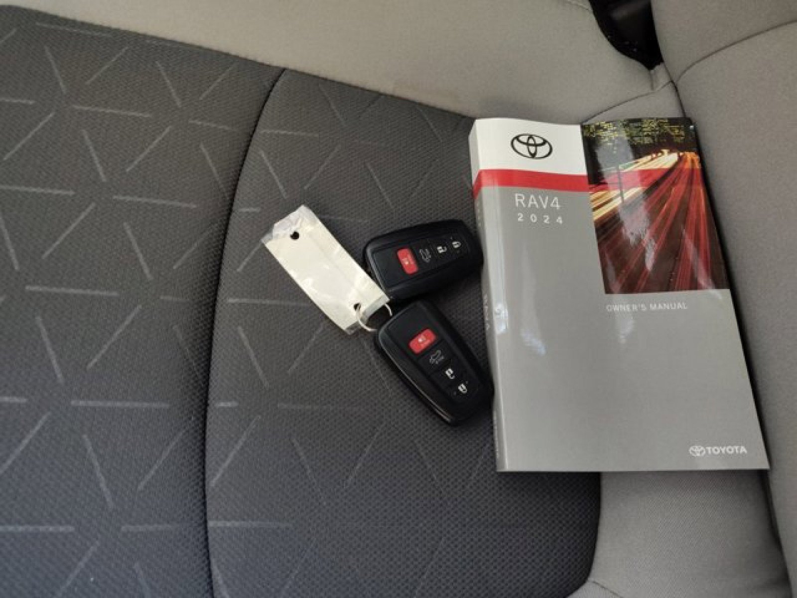 Used 2024 Toyota RAV4 XLE w/ Convenience Package image 22