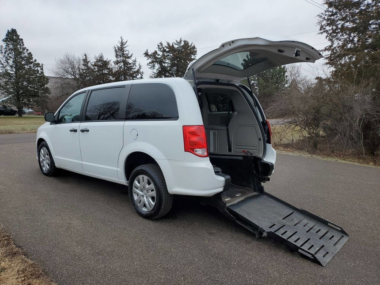 Used 2019 Dodge Grand Caravan SE image 2