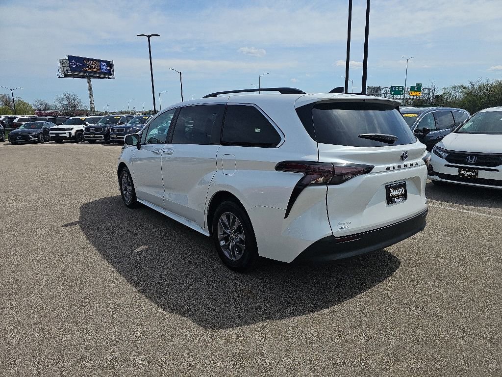 Used 2024 Toyota Sienna XLE AWD/4WD image 3