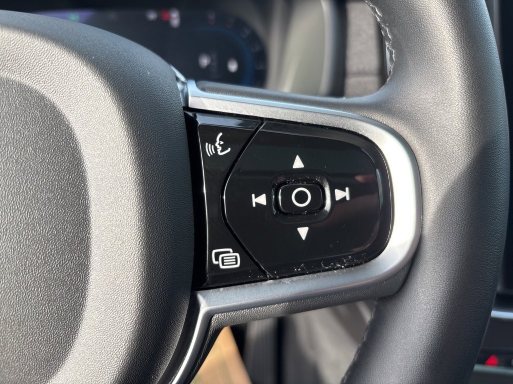 Certified 2025 Volvo XC90 B6 Plus image 25