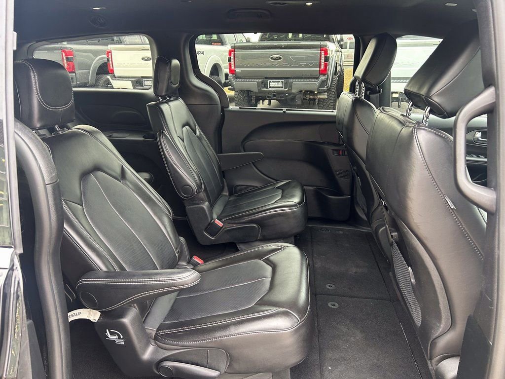 Used 2025 Chrysler Pacifica Select image 18