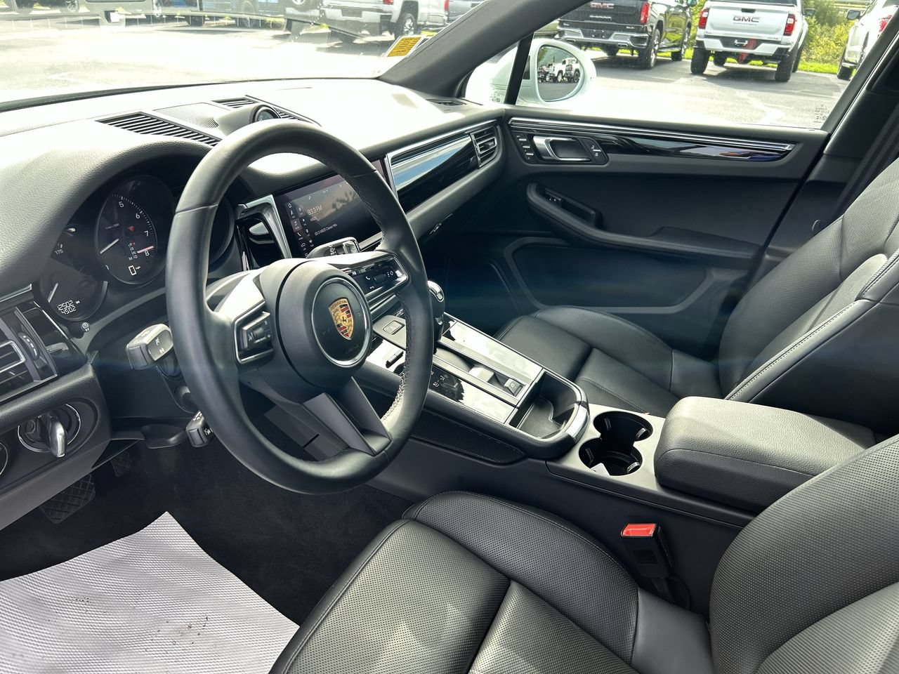Used 2025 Porsche Macan AWD/4WD image 24