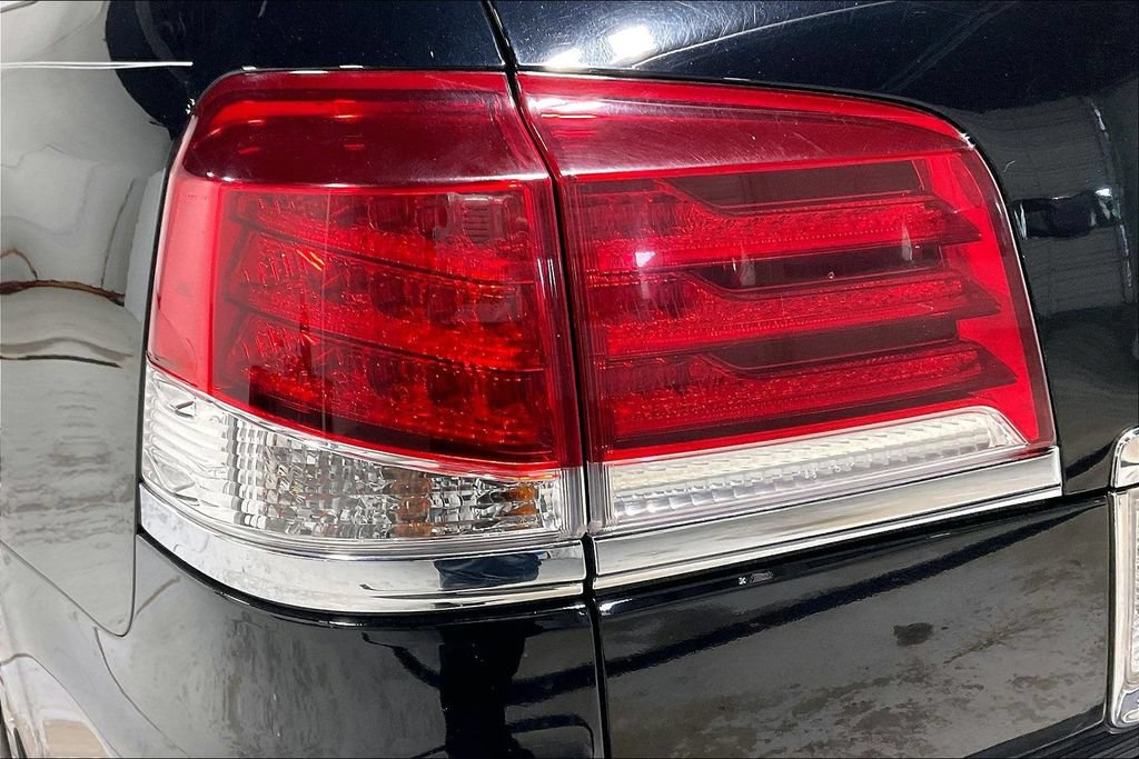 Used 2013 Lexus LX 570 4WD w/ Luxury Pkg image 39