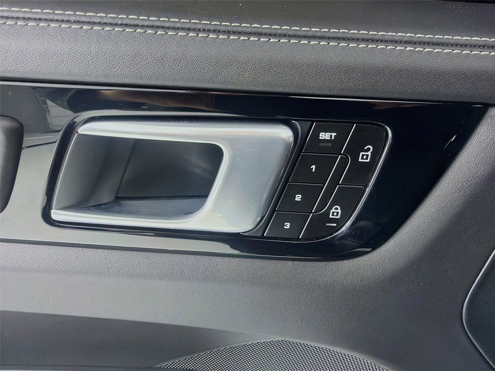 Certified 2022 Porsche Cayenne Turbo image 7