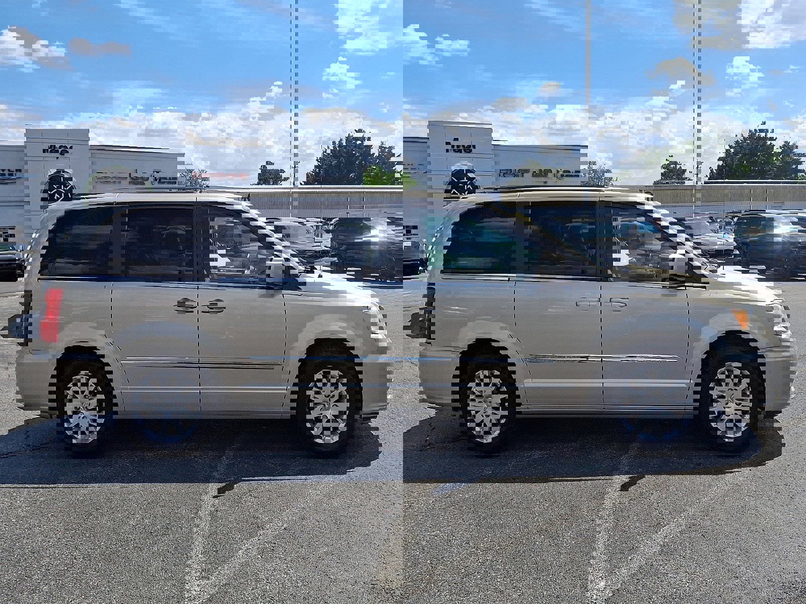 Used 2014 Chrysler Town & Country Touring image 7