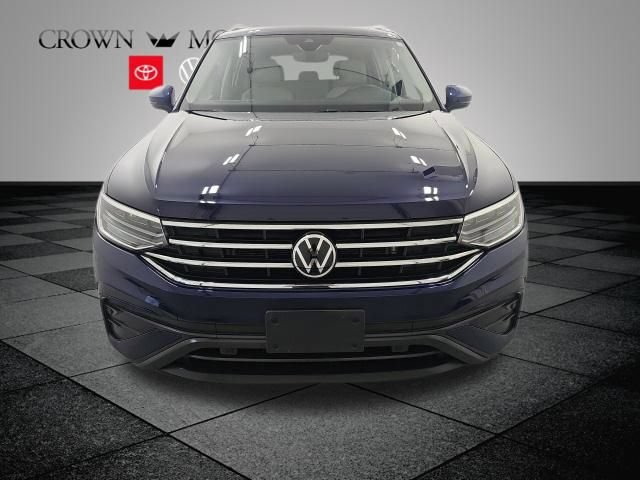 Used 2023 Volkswagen Tiguan SE w/ Panoramic Sunroof Package AWD/4WD image 2
