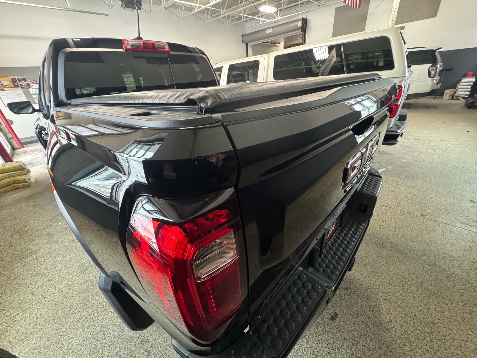 Used 2024 GMC Canyon AT4 w/ AT4 Premium Package AWD/4WD image 7