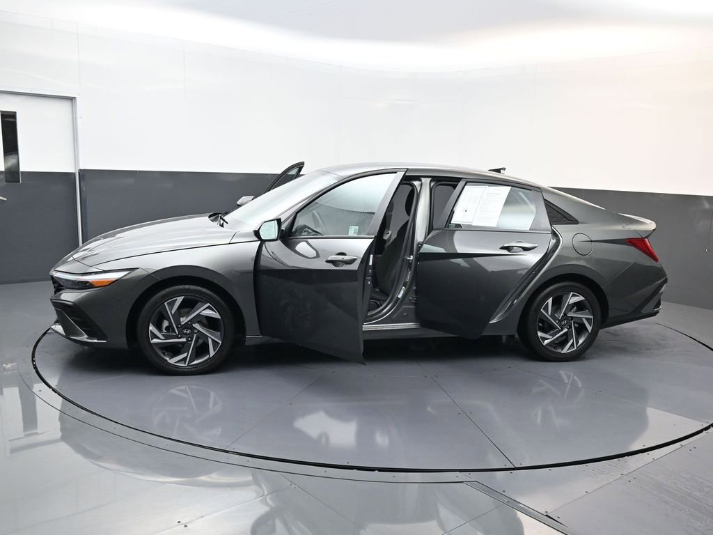 Certified 2025 Hyundai Elantra SEL image 31