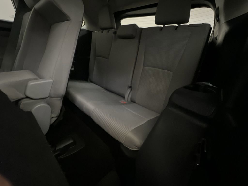 Used 2020 Toyota Highlander L image 23