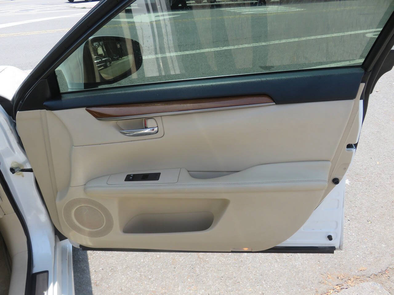 Used 2015 Lexus ES 300h w/ Premium Package w/Bamboo Trim FWD image 28