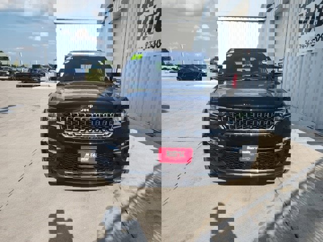 New 2025 Jeep Grand Cherokee Limited w/ Luxury Tech Group II image 8