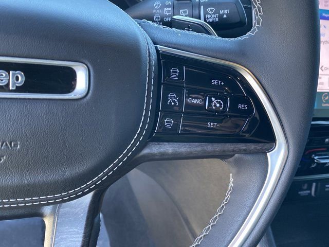 Used 2023 Jeep Grand Cherokee Overland w/ Luxury Tech Group IV AWD/4WD image 40