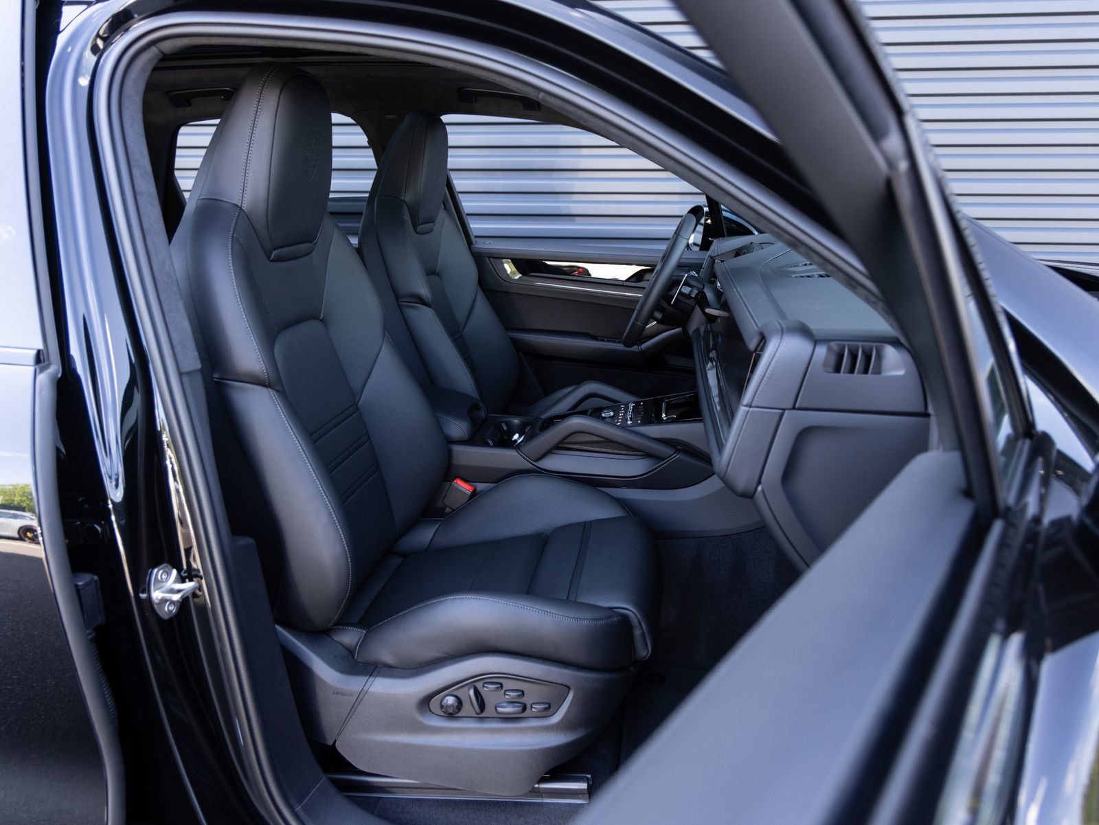 New 2026 Porsche Cayenne GTS AWD/4WD image 33