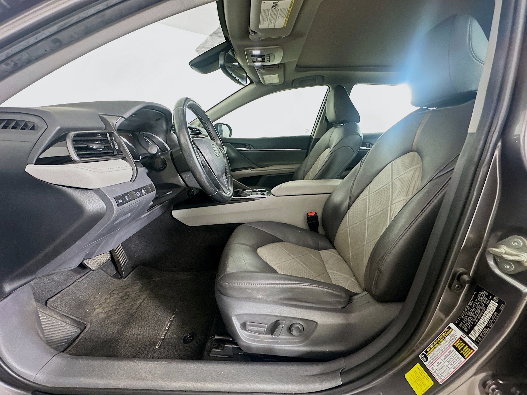 Used 2019 Toyota Camry XLE w/ Navigation Package FWD image 13