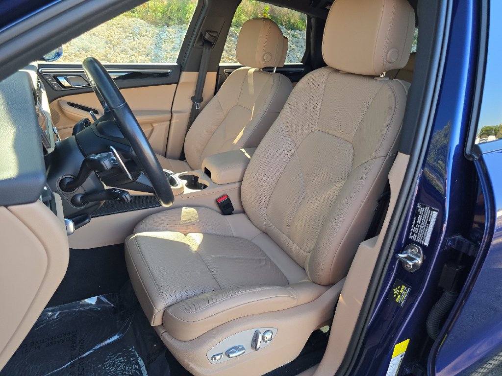 Used 2025 Porsche Macan AWD/4WD image 5