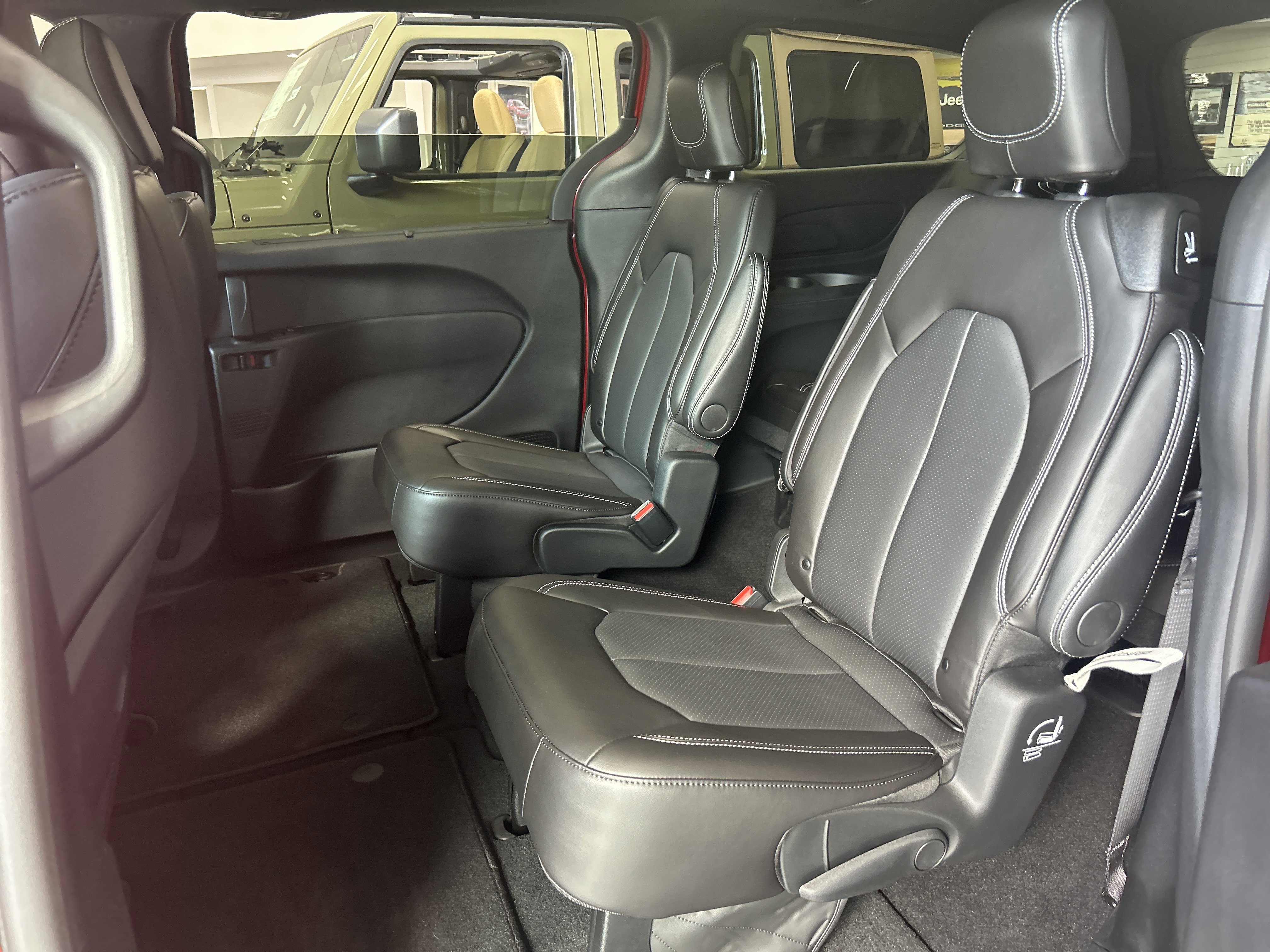 New 2025 Chrysler Pacifica Select FWD image 8