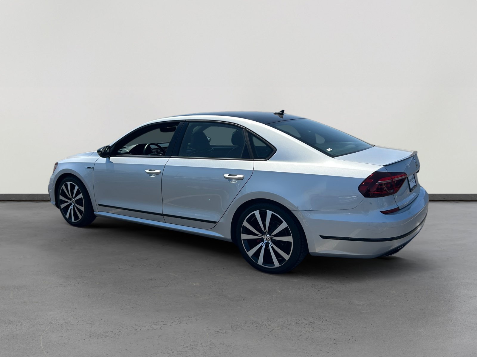 Used 2018 Volkswagen Passat GT FWD image 3
