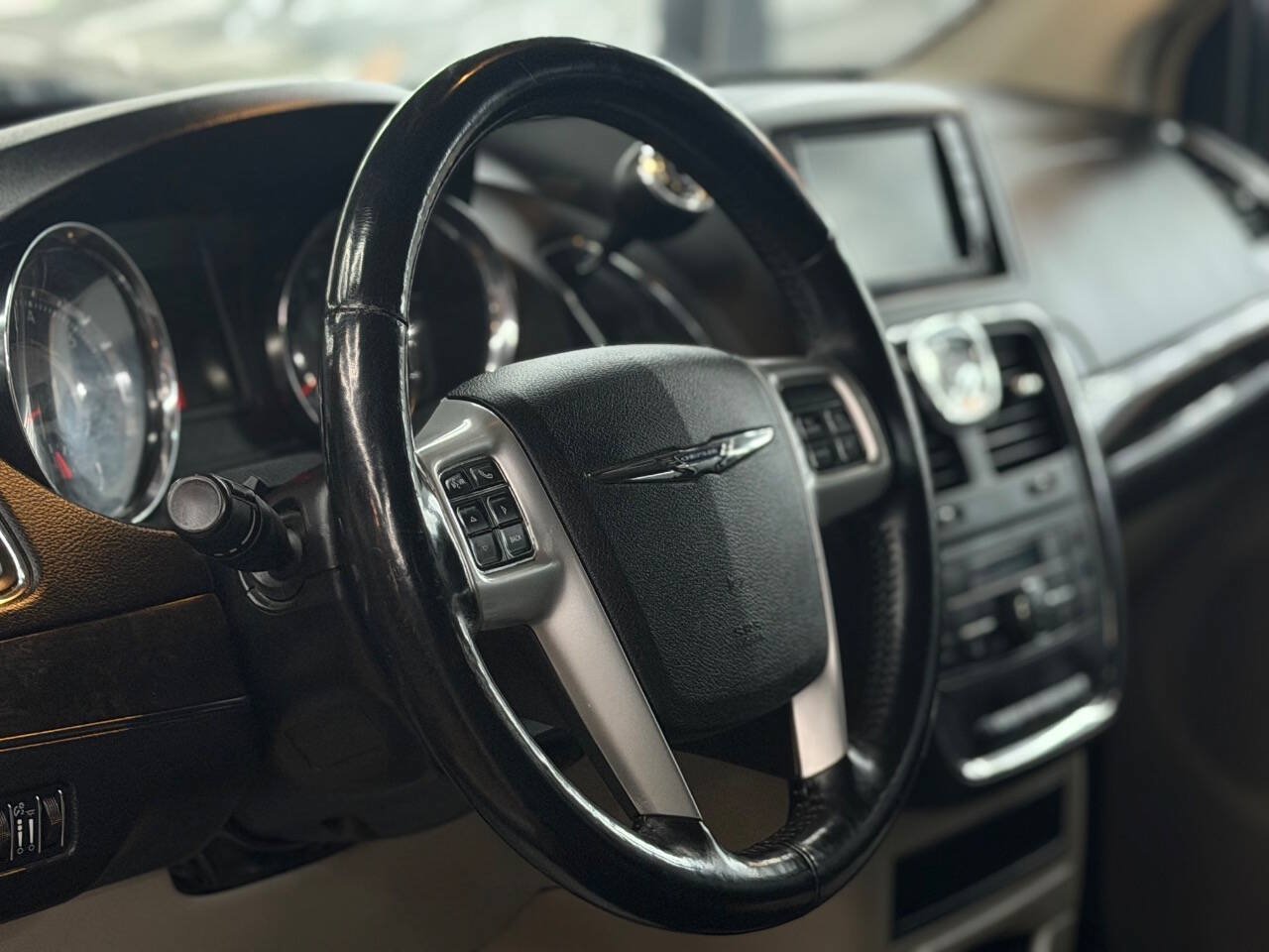 Used 2015 Chrysler Town & Country Touring w/ Driver Convenience Group FWD image 4