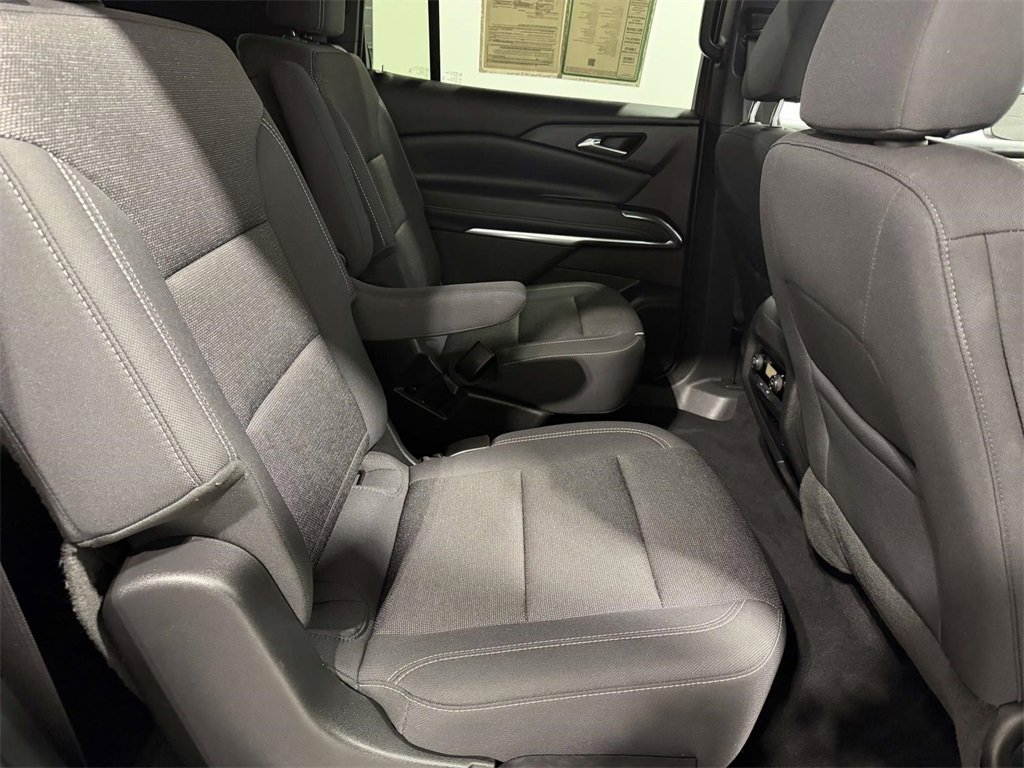 Used 2025 Chevrolet Traverse LT image 11