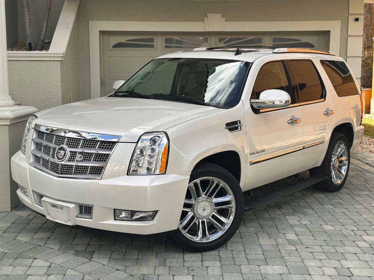 Used 2011 Cadillac Escalade Platinum image 4