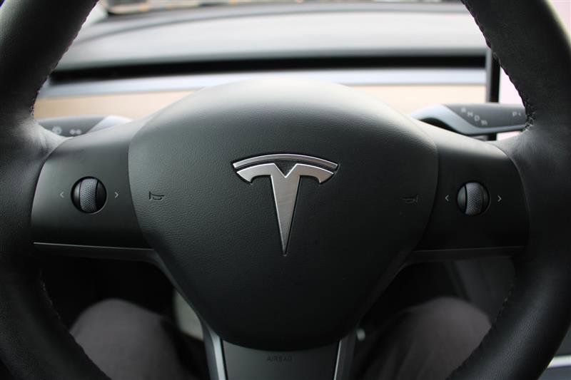 Used 2022 Tesla Model Y Long Range image 12