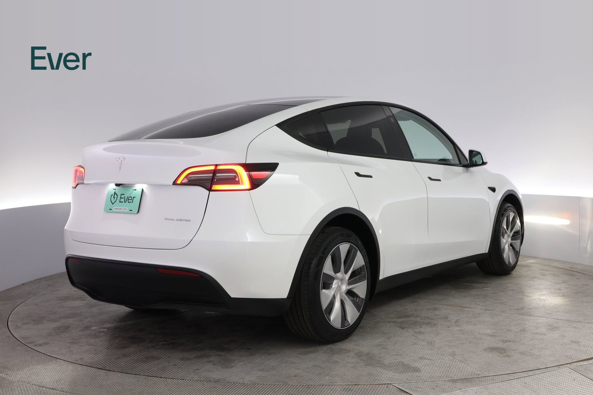 Used 2024 Tesla Model Y Long Range AWD/4WD image 3
