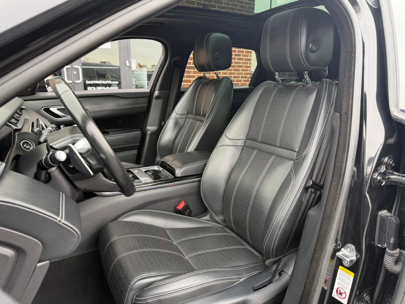 Used 2018 Land Rover Range Rover Velar R-Dynamic HSE image 23