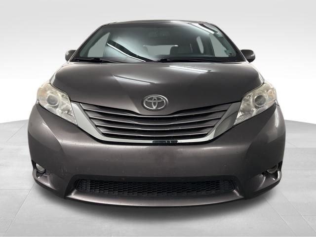 Used 2015 Toyota Sienna XLE w/ XLE Navigation Package image 5