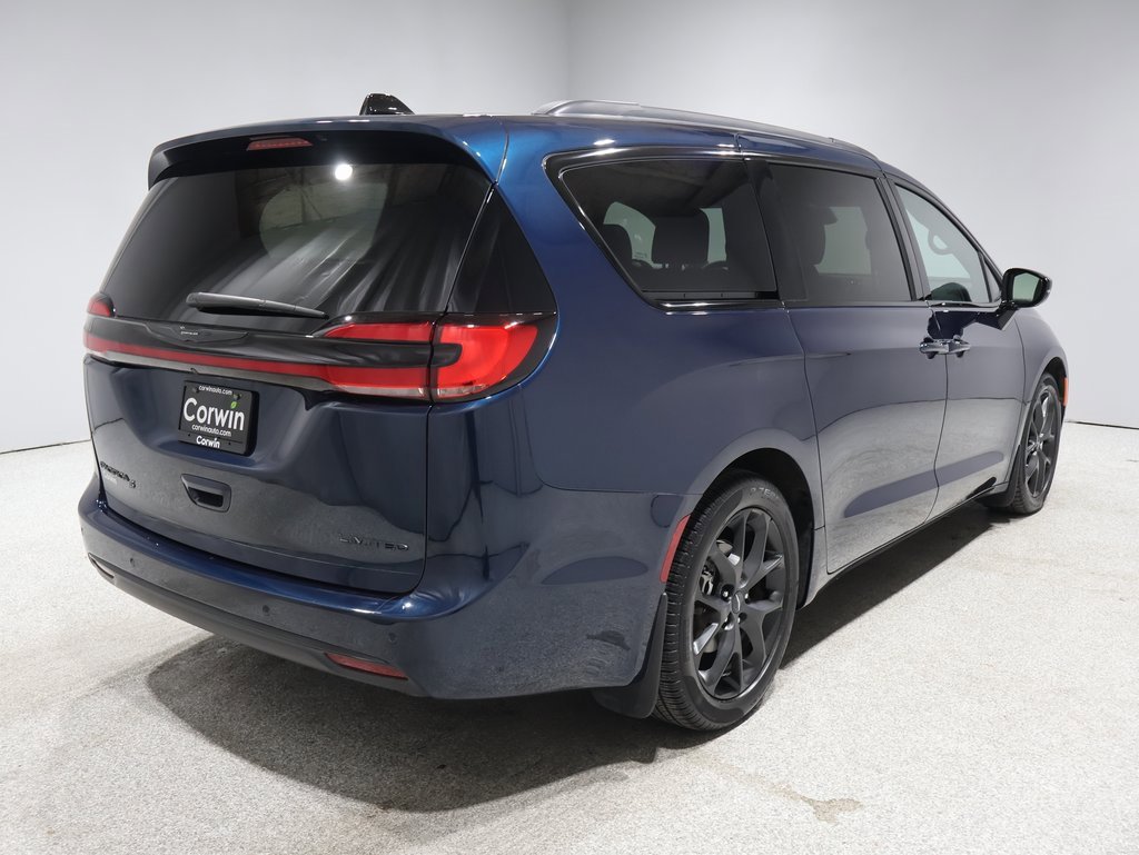 Used 2024 Chrysler Pacifica Limited w/ Uconnect Theater Family Group image 2