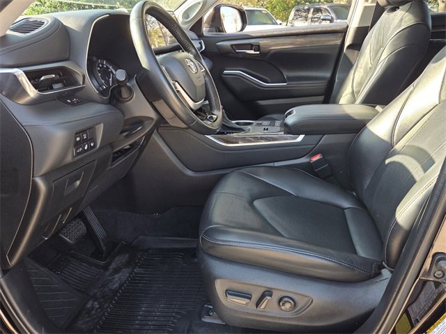 Used 2022 Toyota Highlander Limited image 11