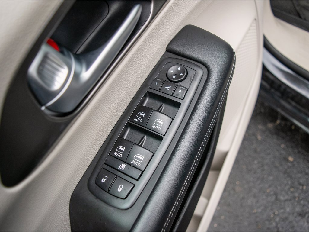 Used 2018 Chrysler Pacifica Limited image 28