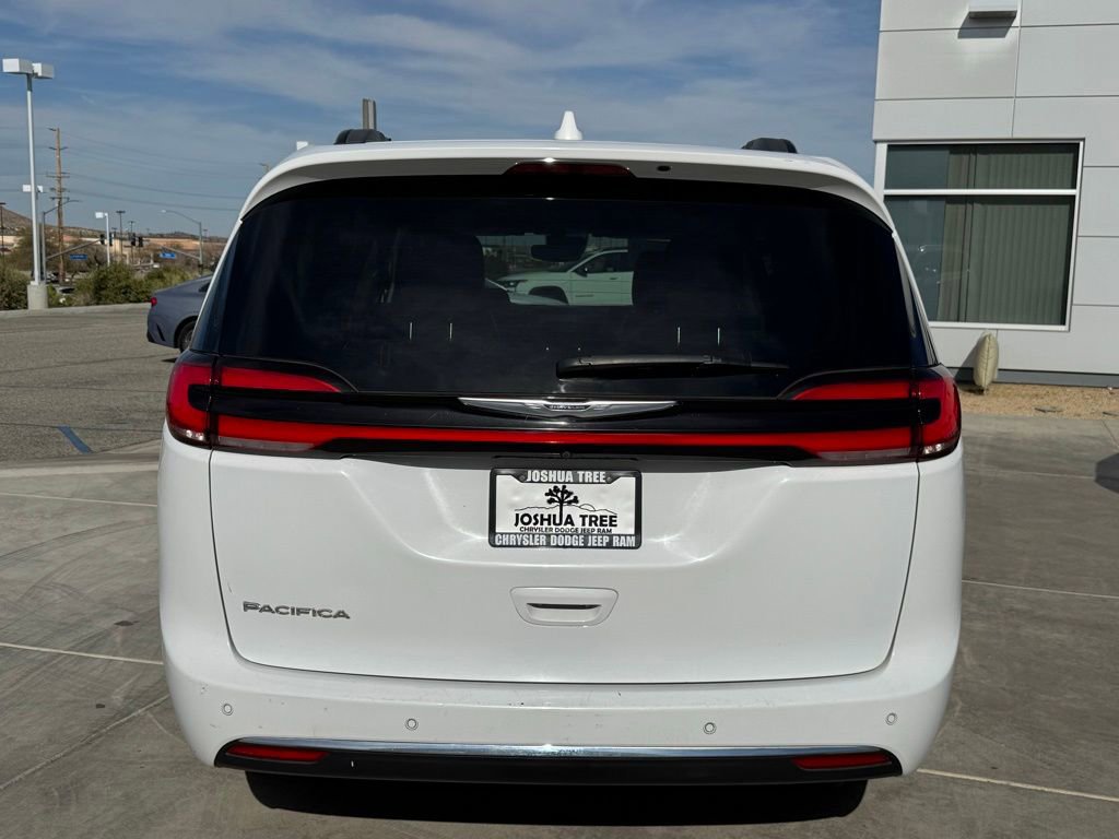 Used 2022 Chrysler Pacifica Touring-L FWD image 5
